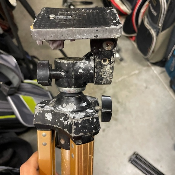 Vintage camera tripod by Coaster with extendable legs . - Picture 11 of 12